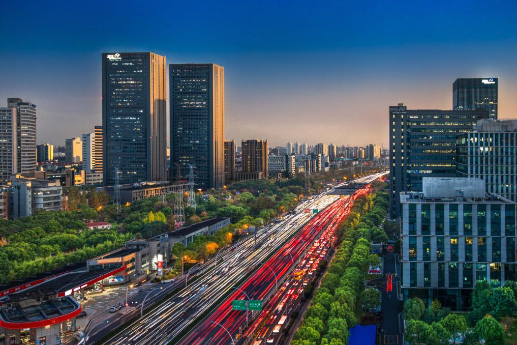 “首期培训将开设具身智能训练师、人工智能师资培育、通识教育、交叉研究、项目工程师等多个特色班次