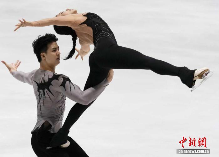 18岁新秀张瑞阳在北京首都体育馆夺得花样滑冰女