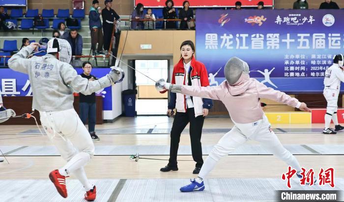 82岁全国击剑元老马春香观摩小击剑运动员比赛：