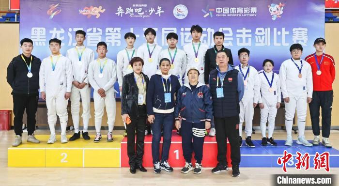 82岁全国击剑元老马春香观摩小击剑运动员比赛：