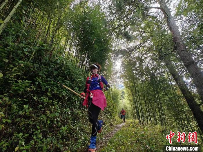 世界锡都个旧举办第六届超级越野跑展现山林与