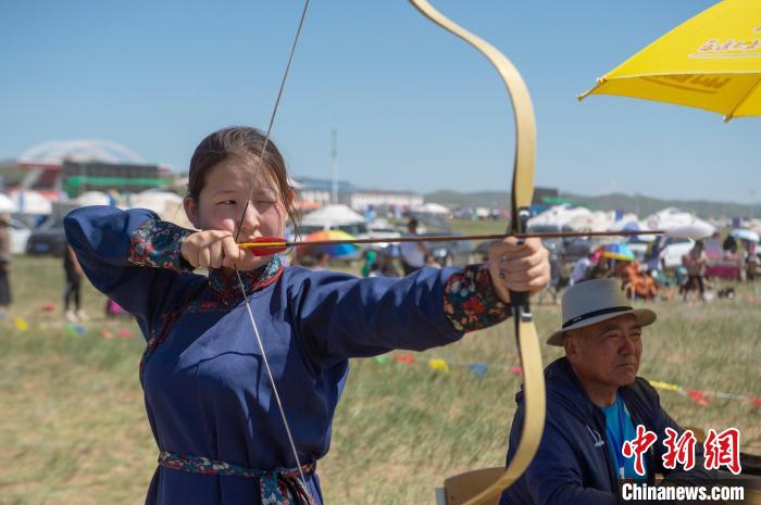 内蒙古大草原上的小少年：弓拉满箭在弦，参与