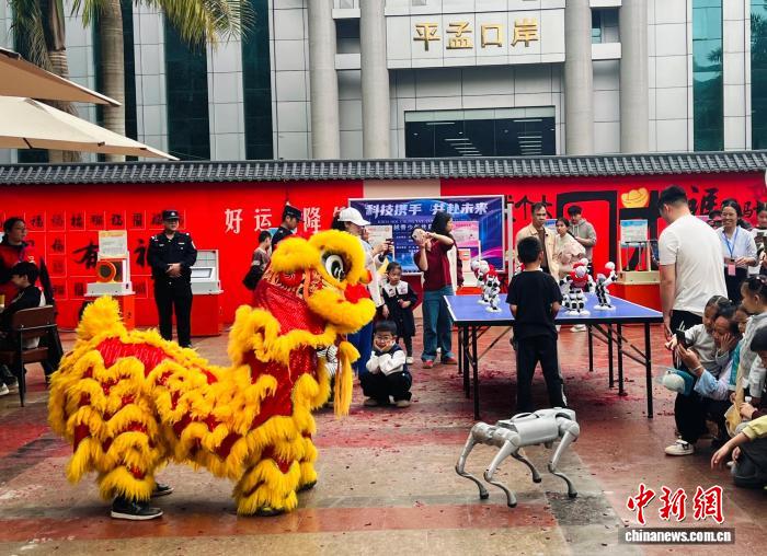 广西那坡平孟口岸举行中越边民新春大联欢，展