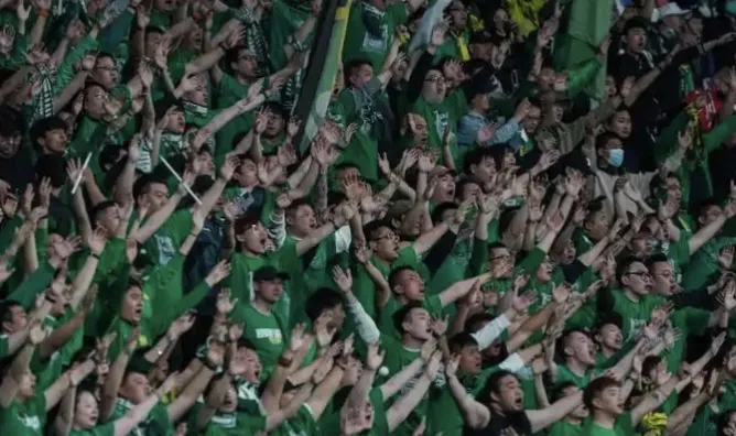 山东球迷的节日：鲁京大战点燃赛场激情