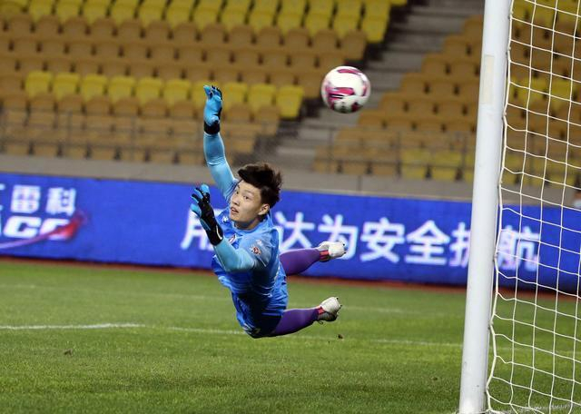 替补门将失误送礼 韦斯利进球引越位争议