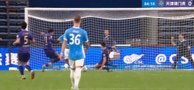 替补门将失误送礼 韦斯利进球引越位争议