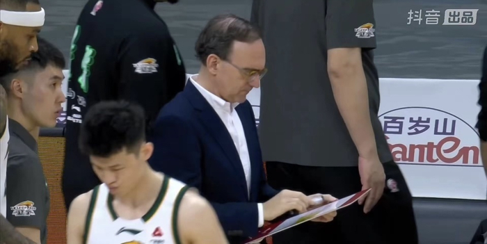 辽宁男篮惨败广州，乌戈战术被指崩盘