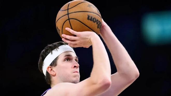 湖人核心里夫斯赛季报销 季后赛前景与续约前景