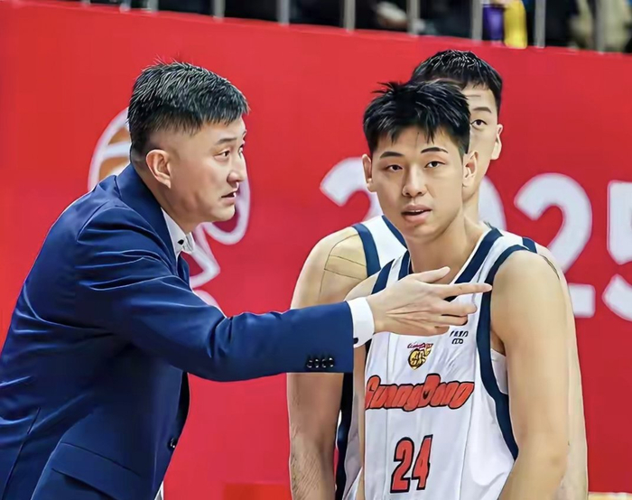 CBA八强赛京粤对决悬念再起 央视直播变阵引热议